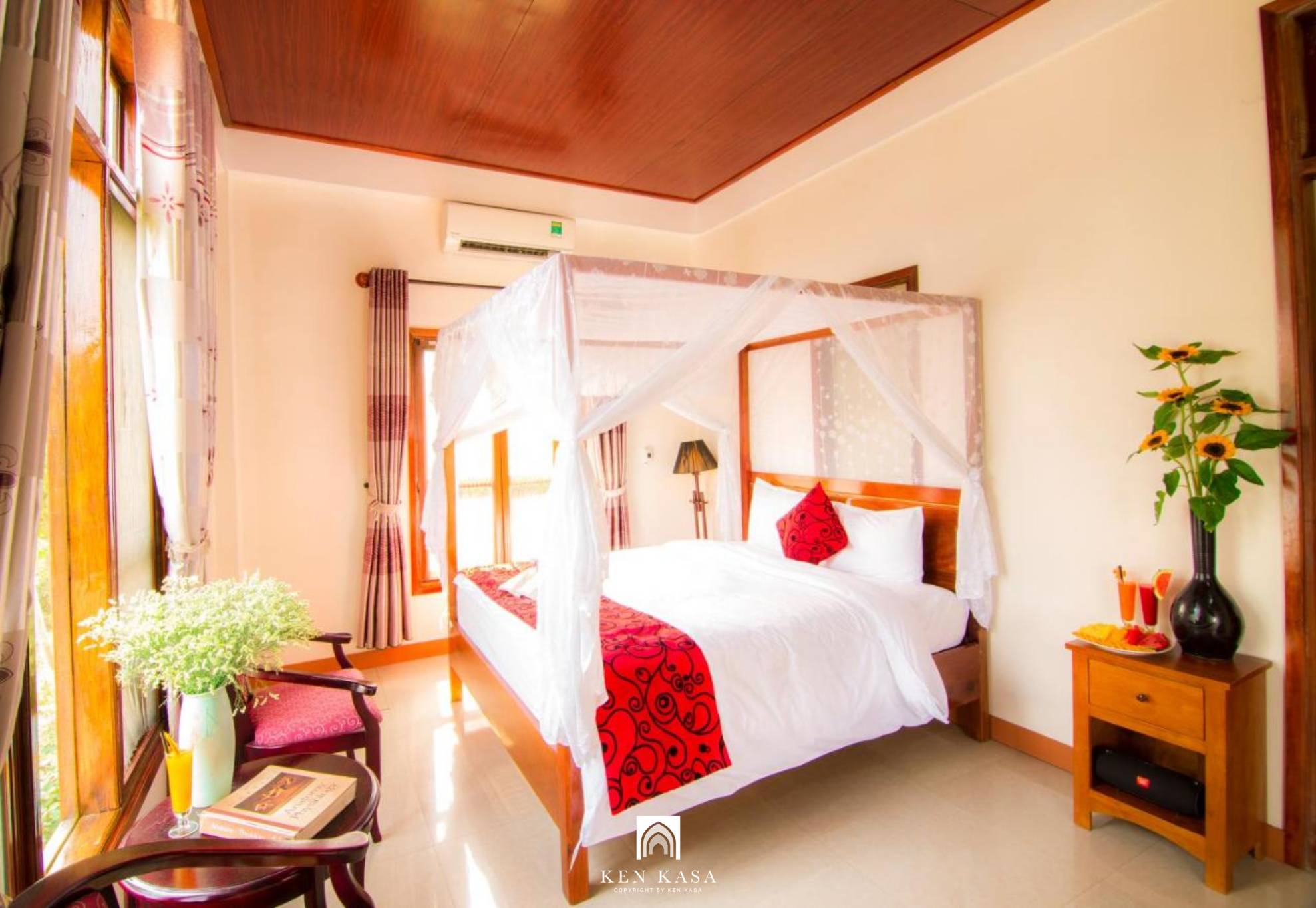 Phòng deluxe tại Phong Nha Lake House Resort